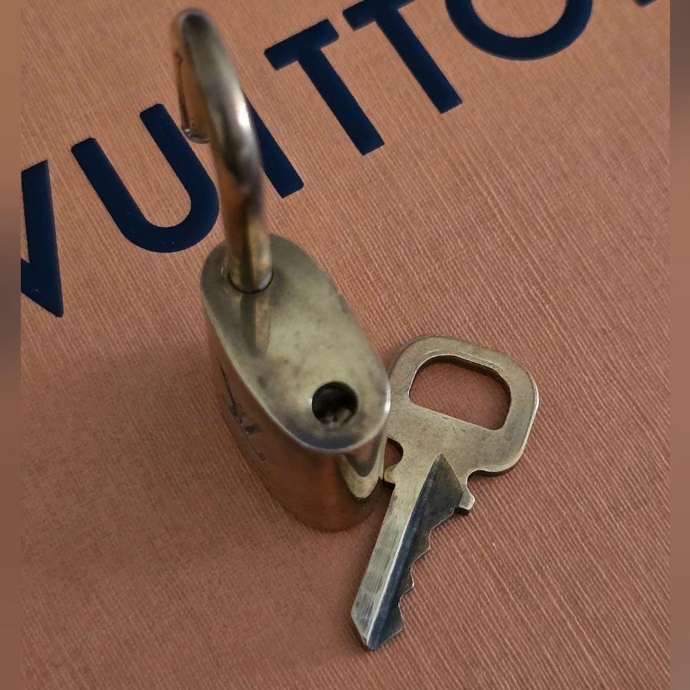 🟡Authentic Louis Vuitton Gold Padlock & Key Necklace Set #318 🟡 - Picture 13 of 14